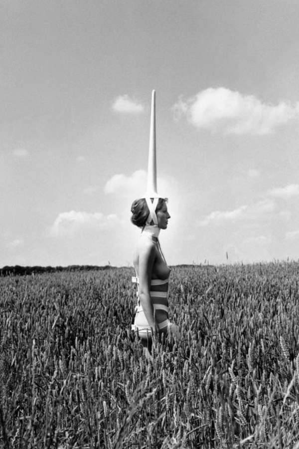 0.6 Rebecca Horn - Unicorn», performance 1970 – 1972 Fotografia di Achim Thode | © Rebecca Horn